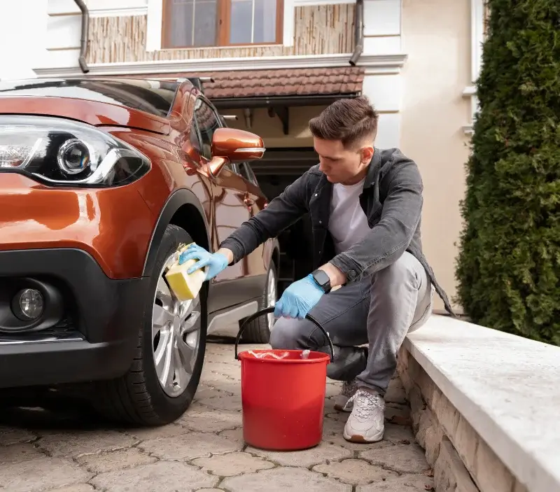 Lavage auto à domicile Courrensan : professionnel intervenant sur un véhicule